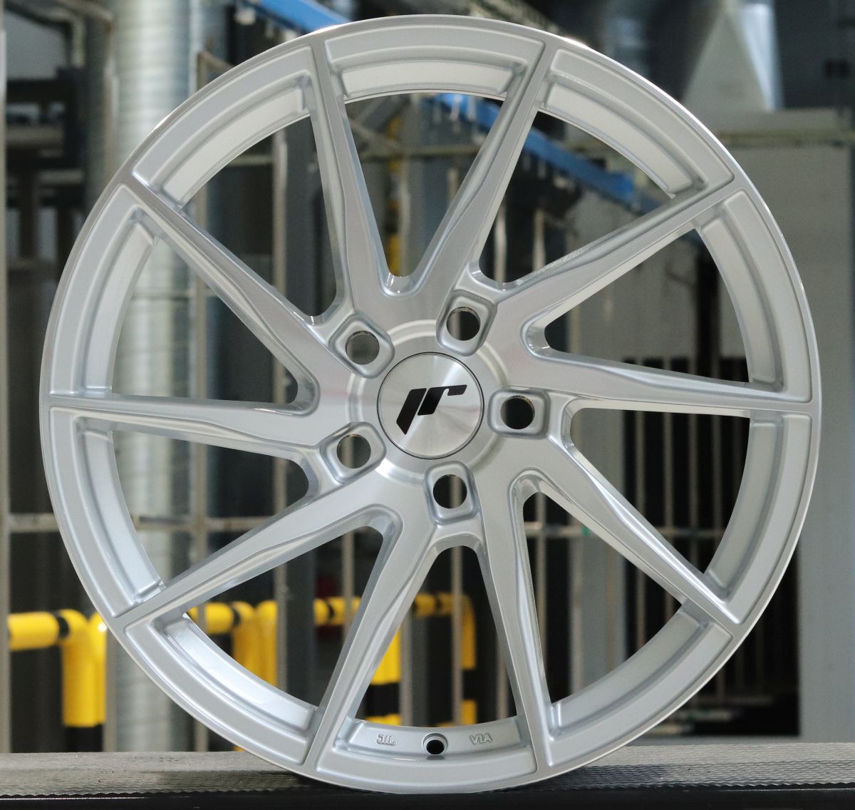 JR Wheels JR36 18x9 Silver Machined Face