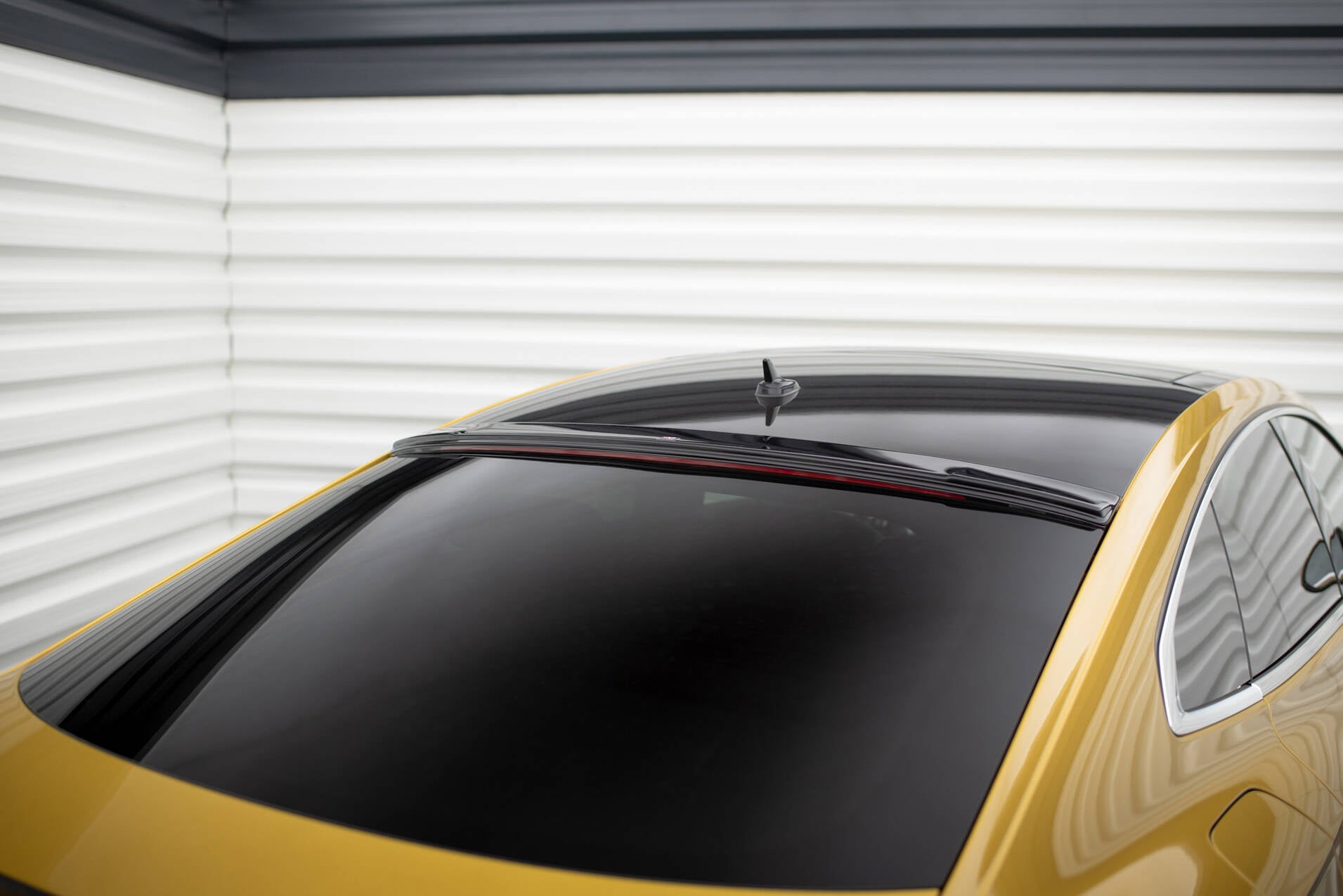 The extension of the rear window Volkswagen Arteon R-Line