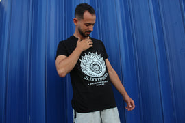 T-Shirt Preta J. Leite Pneus - A Rodar com Qualidade desde 2010 - G2